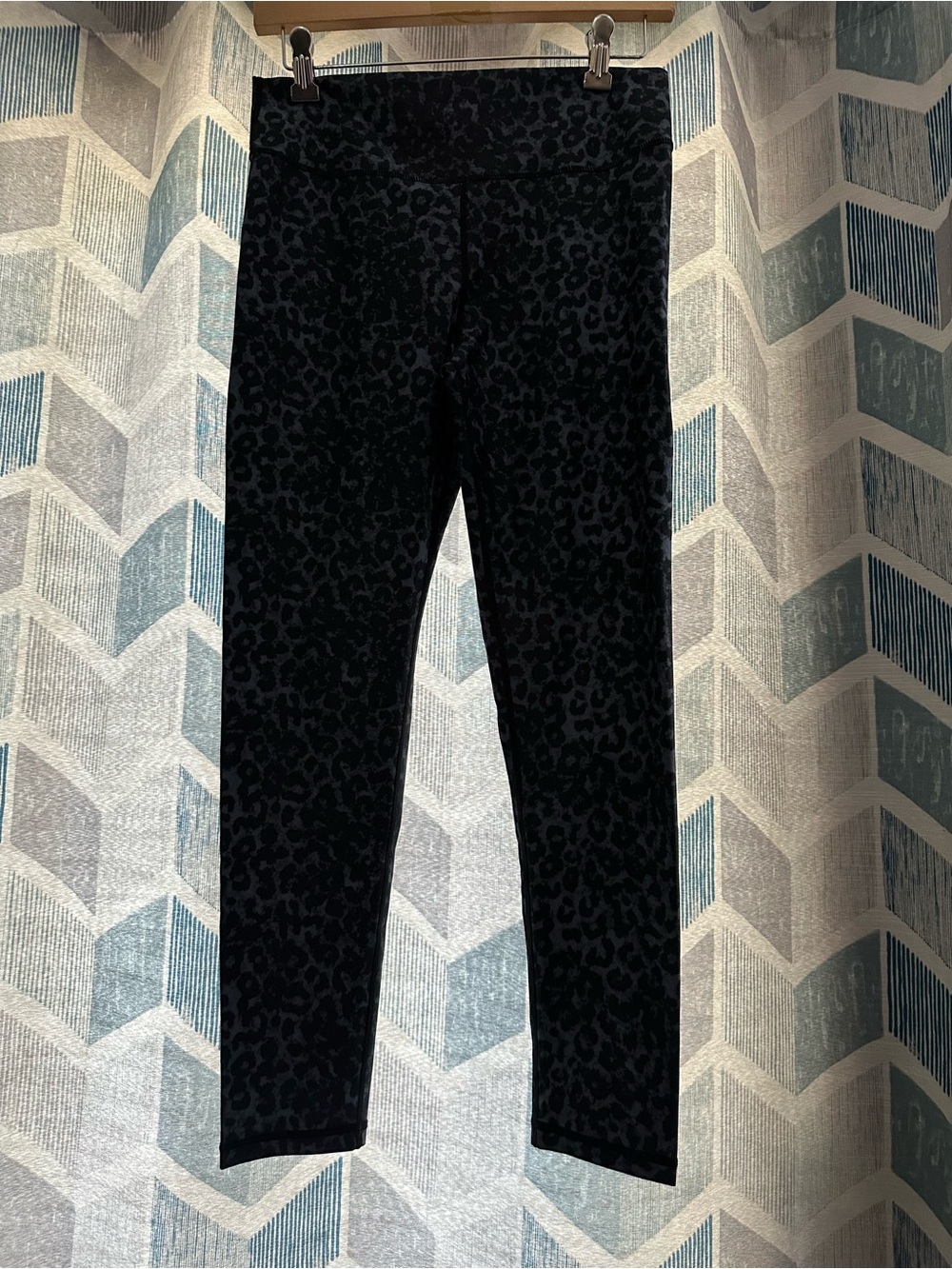Zyia Stone Leopard Scrunchy Leggings Size 8-10
